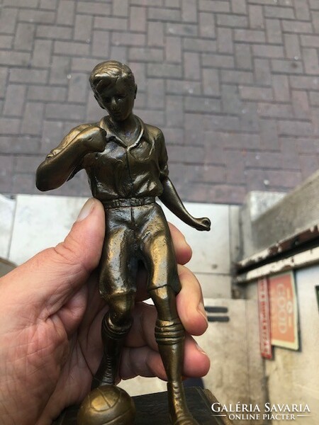 Futbalista bronz szobor, 18 cm-es magasságú alkotás.