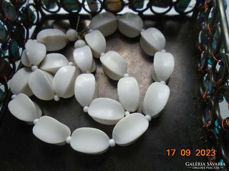 Régi nyakék nagyobb fehér négyszögletes gyöngyökből homorú oldalakkal ,réz kapoccsal