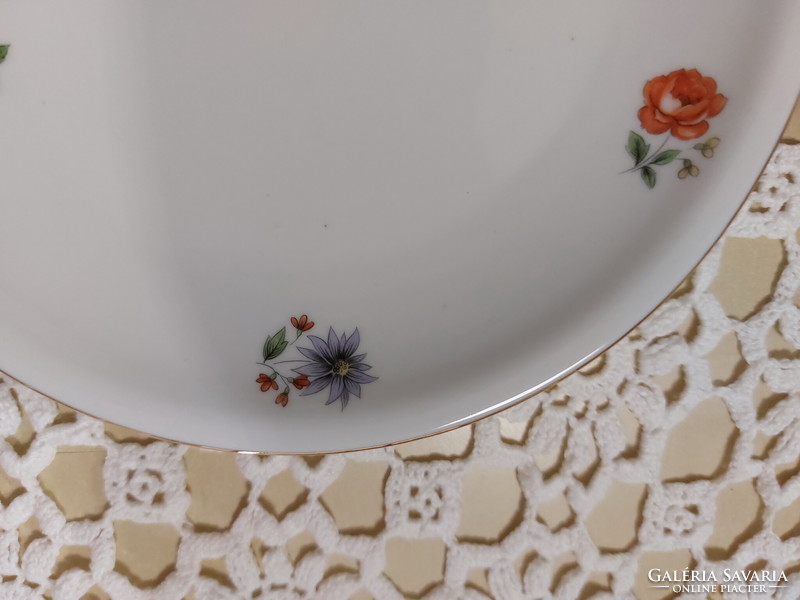 Alföldi porcelán, kisvirágos, rózsás süteményes tányérok arany széllel