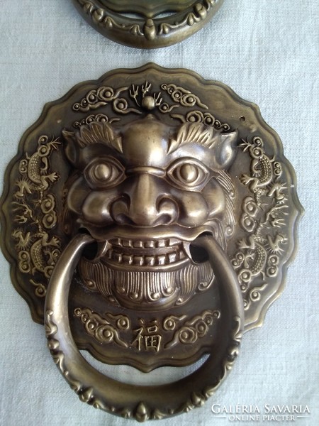 Chinese fo dog copper door knocker is the protector of the house, the Chinese inscription on the bottom means a blessing!