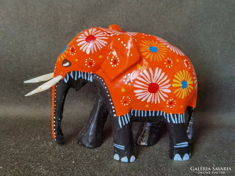 Lakkozott, faragott, fából készült elefánt figura