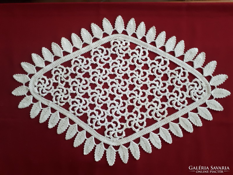 Rhombus-shaped, leaf-patterned art nouveau Irish lace