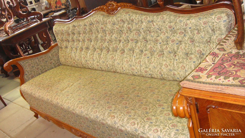 Bécsibarokk nagyméretű négy személyes kanapé.