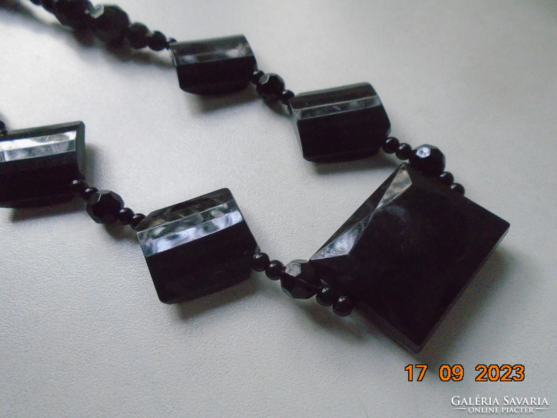 Látványos nyakék fazettált fekete gyöngyökből 4+1 fazettált fekete  medállal