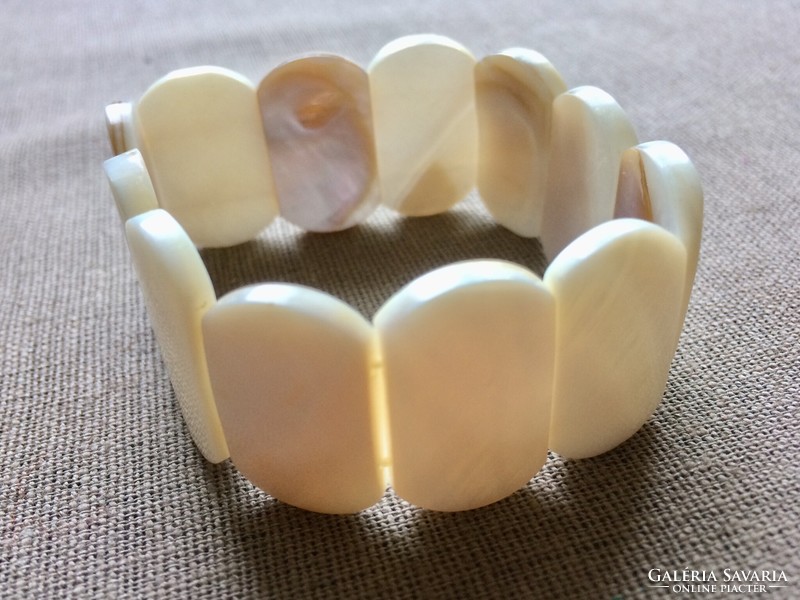 Beautiful face-polished mother-of-pearl bracelet