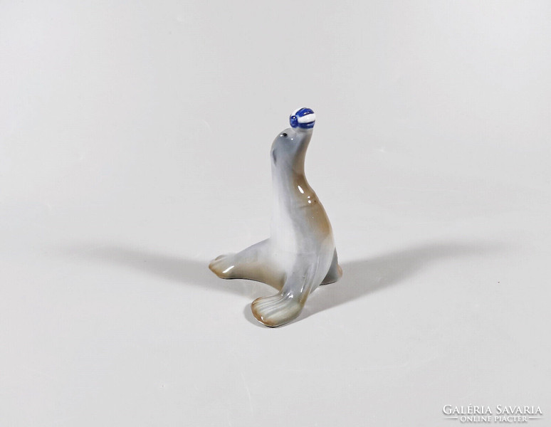 ZSOLNAY, FÓKA LABDÁVAL, ANTIK KÉZZEL FESTETT PORCELÁN FIGURA 10.3 CM, HIBÁTLAN! (J323)