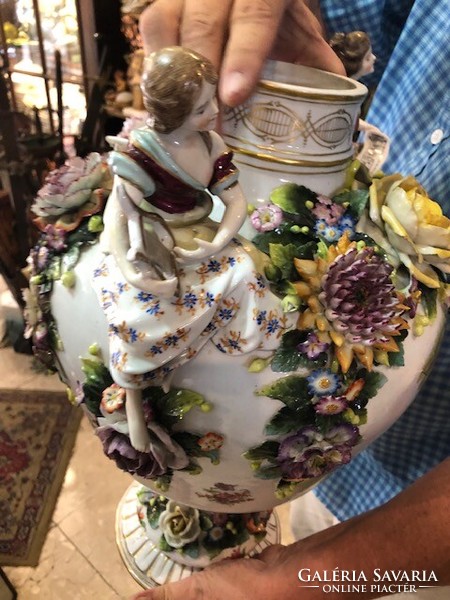 Alt Wien porcelán váza, kézzel festett , XIX. század eleje, 50 cm-es magasságú.