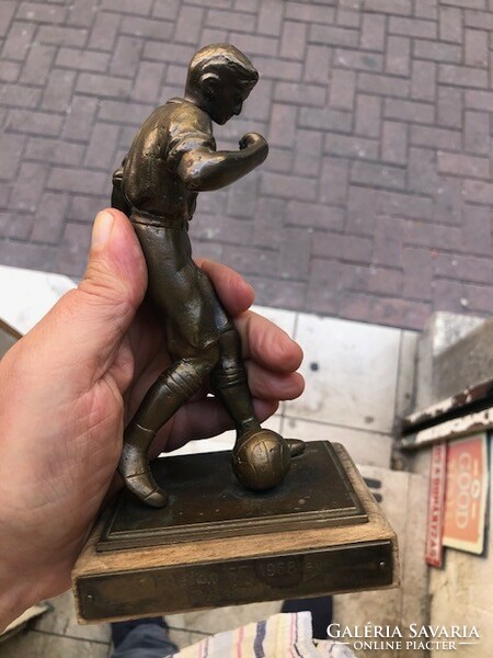 Futbalista bronz szobor, 18 cm-es magasságú alkotás.