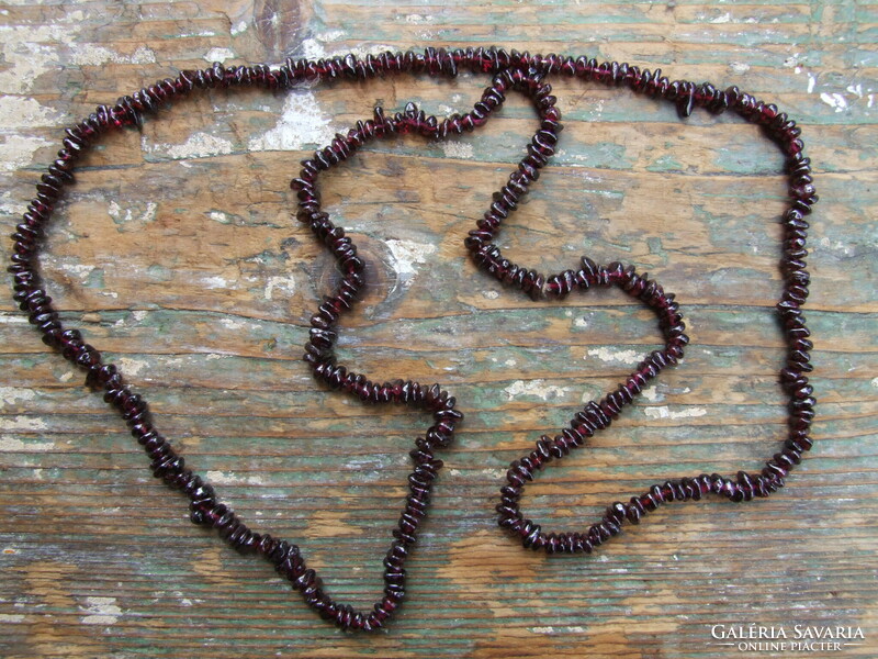 Long garnet necklace (220911)