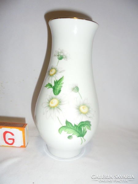 Porcelain vase with Marguerite pattern 