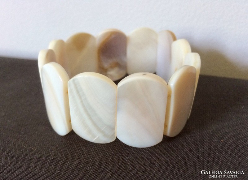 Beautiful face-polished mother-of-pearl bracelet