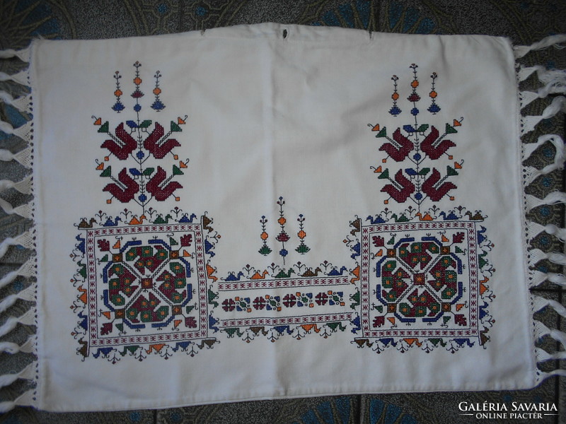 Keresztszemes apró-sűrű öltéssel dúsan  hímzett díszpárna huzat   49 cm X 35 cm