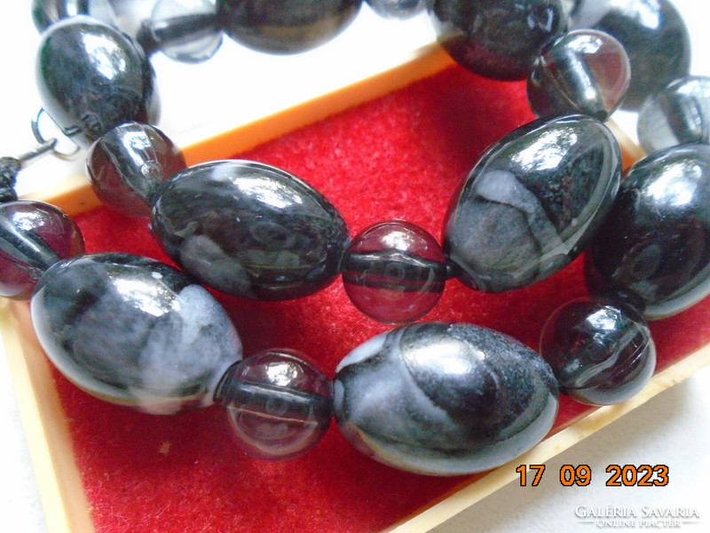 Made of larger pearls with black gray shades, neck blue