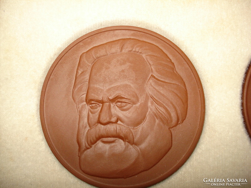 Meisseni porcelán plakettek: Marx, Engels, Lenin.