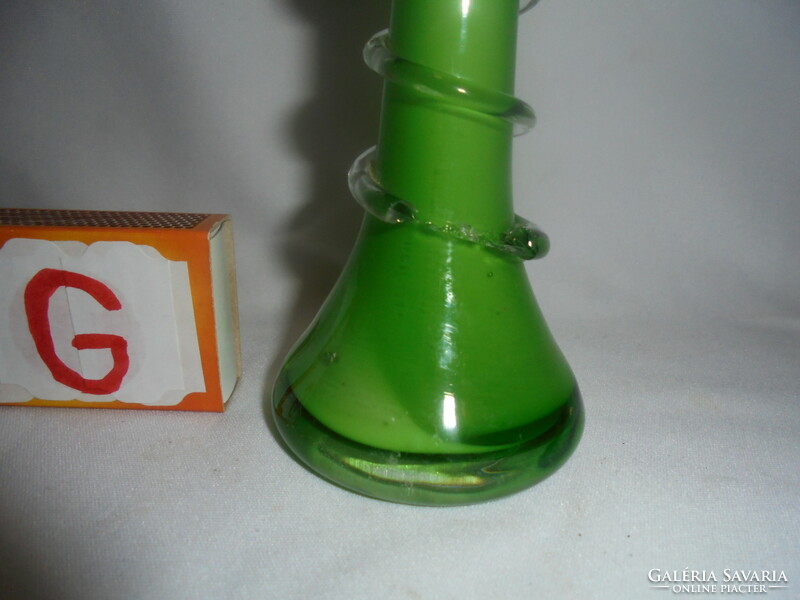 Régi zöld üveg váza körben csavart díszítéssel