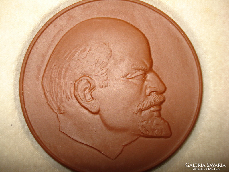 Meisseni porcelán plakettek: Marx, Engels, Lenin.