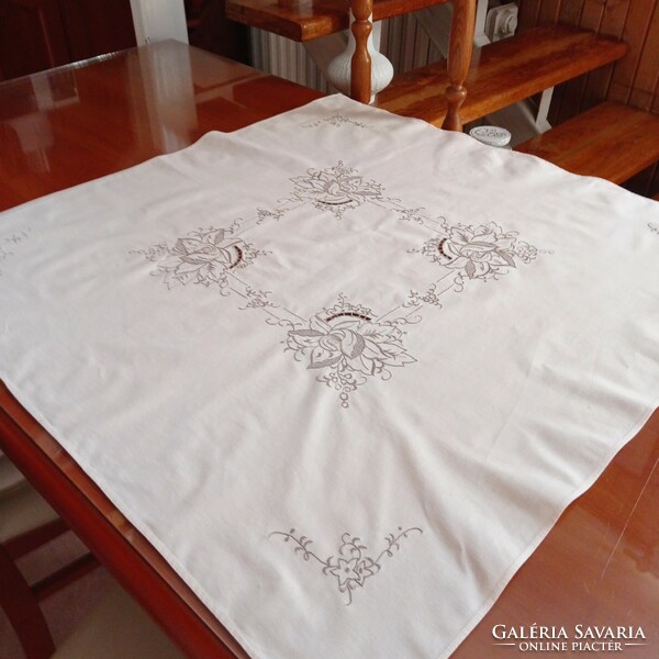 Drapp, embroidered tablecloth, 86 x 84 cm