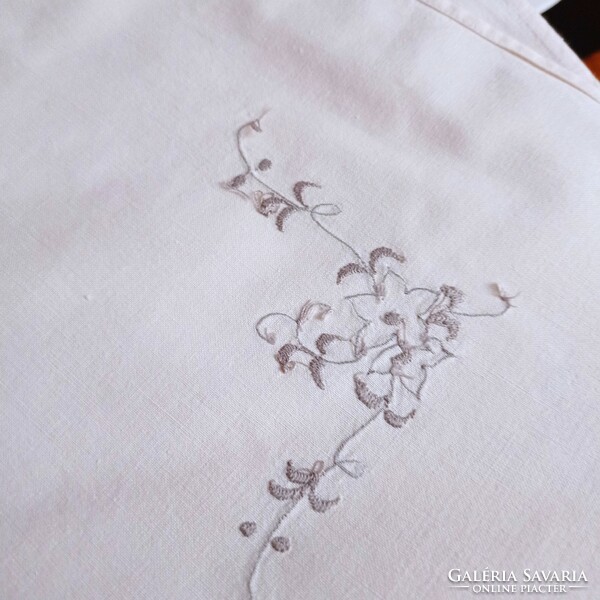 Drapp, embroidered tablecloth, 86 x 84 cm