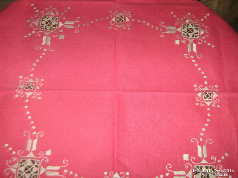 Beautiful pink tablecloth embroidered with white + 4 napkins