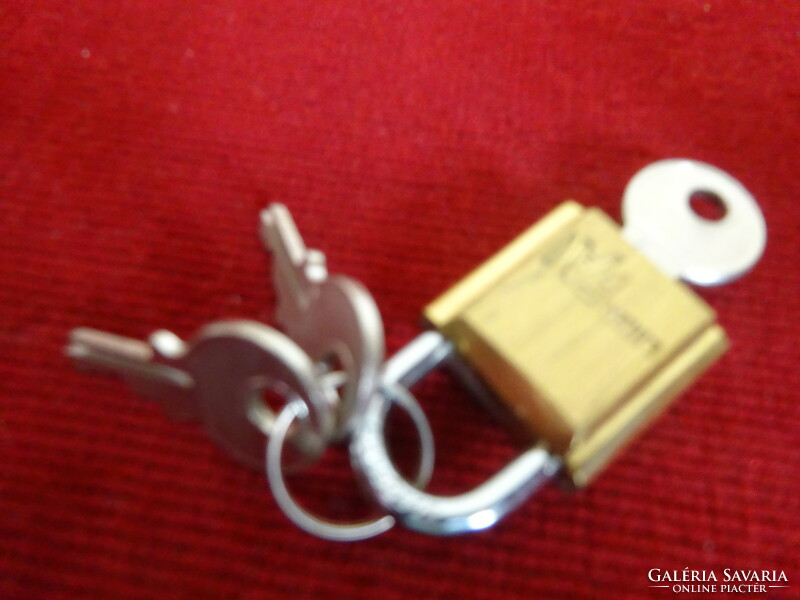 Mini padlock with Linea wooden inscription, with three keys. Jokai.