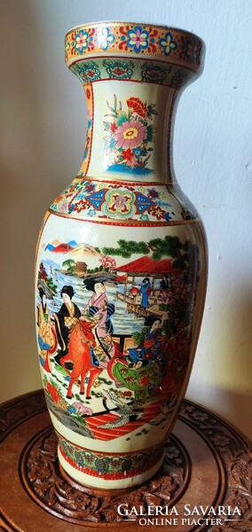 The Gesá patterned vase is 36 cm high