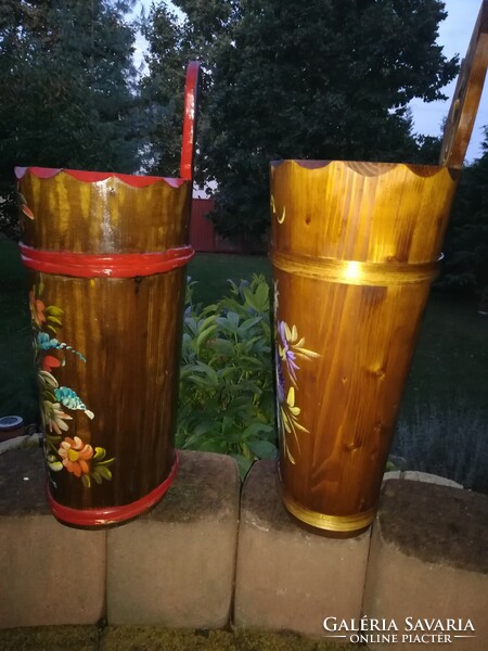 Umbrella stand decorated with a folk motif, 55 cm including the handle, 61 cm including the other handle.