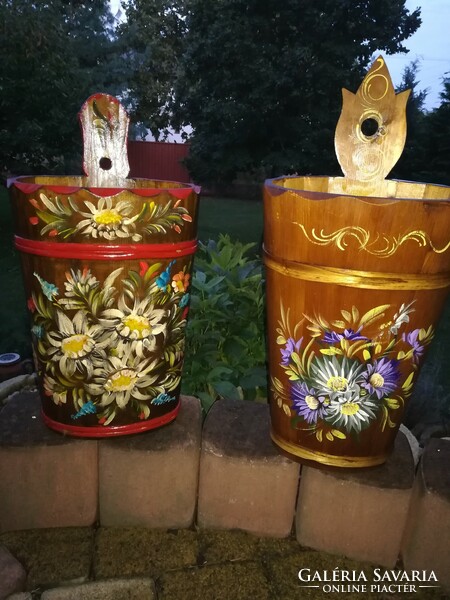 Umbrella stand decorated with a folk motif, 55 cm including the handle, 61 cm including the other handle.