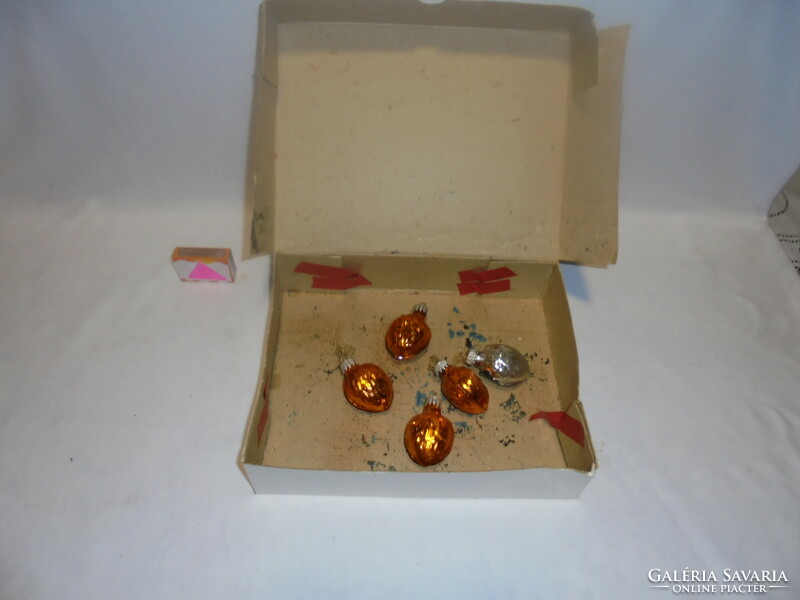 Szaloncukros dobozban öt darab üveg függő, karácsonyfadísz - együtt