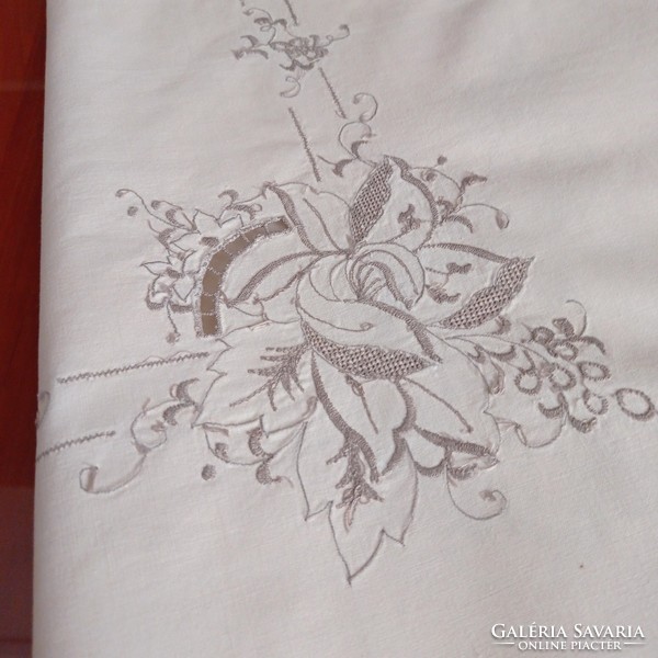 Drapp, embroidered tablecloth, 86 x 84 cm