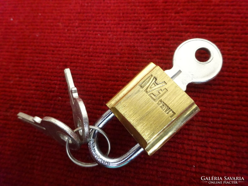 Mini padlock with Linea wooden inscription, with three keys. Jokai.