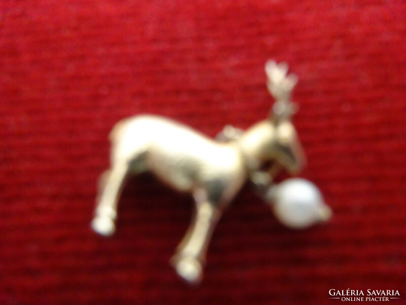Gold-plated reindeer pendant with white pearl, length 2 cm. Jokai.