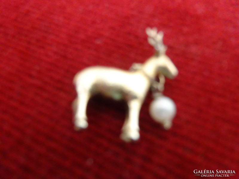 Gold-plated reindeer pendant with white pearl, length 2 cm. Jokai.