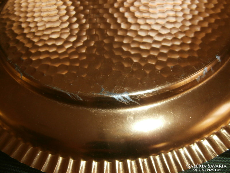 Retro arany csíkozású poharak fém tálcán