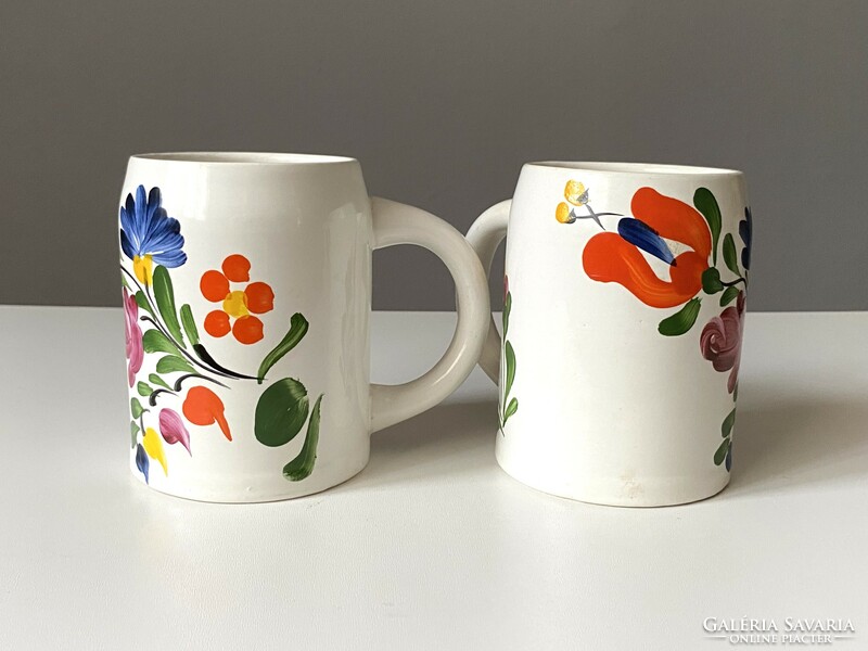 2 home-painted granite porcelain mugs with flower decoration