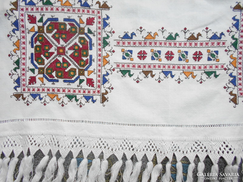 Keresztszemes apró-sűrű öltésekkel dúsan  hímzett  terítő-makramés szegély   60 cm X 60cm