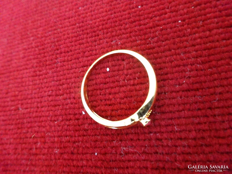 Aranyozott gyűrű a 70-es évekből, piros kövel, belső átmérője 1,8 cm. Jókai.