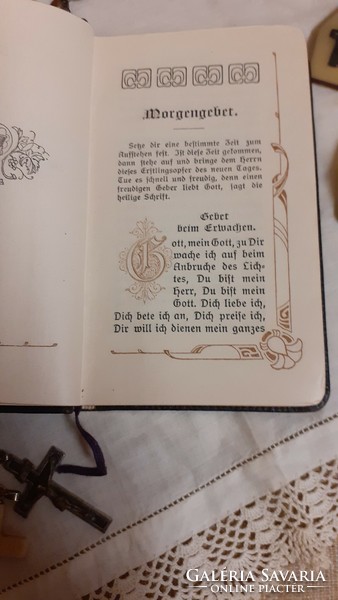 Régi német papi hagyaték arany lapszélű imakönyv 1985-bőla képen látható tárgyakkal