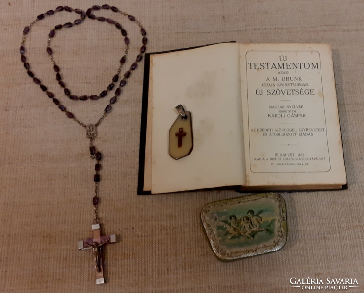 Új Testamentom imakönyv 1932-ből.Ametiszt rózsafüzérrel hátuljában szentföld kapszulával