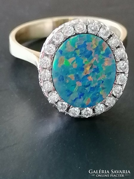 Briliáns opál drágaköves arany gyűrű