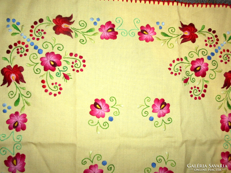 Embroidered tablecloth 59 cm x 59 cm - beautiful, professionally made needlework