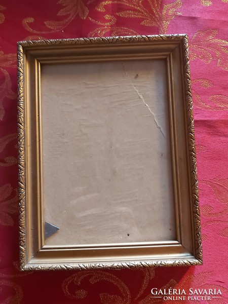 Antique gilded medium size picture frame