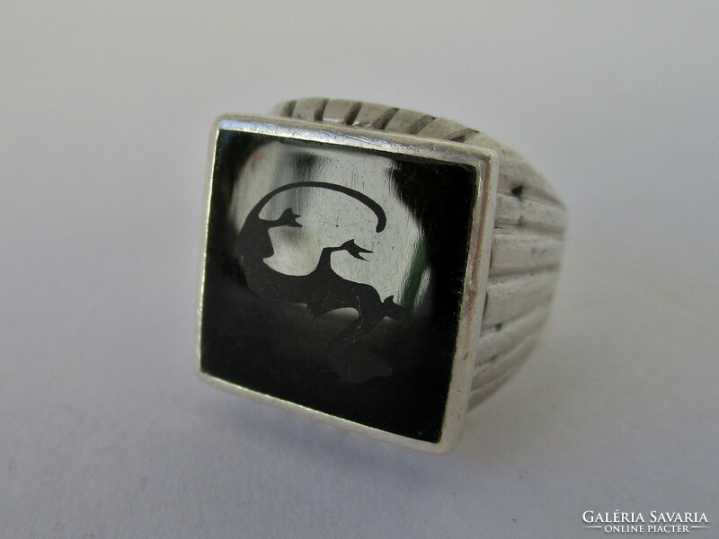 Szép régi kézműves ezüstgyűrű gravírozott ónix kővel