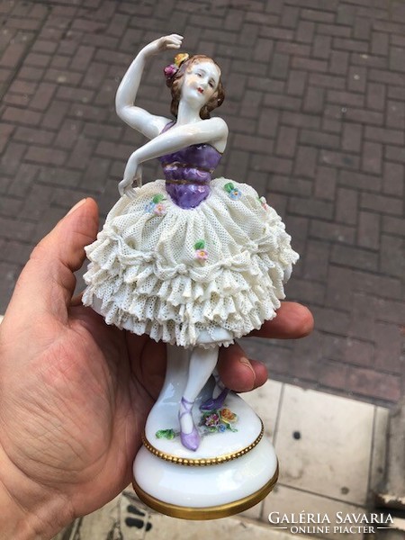 Alt wien porcelán szobor a XIX. századból, 22 cm-es nagyságú.