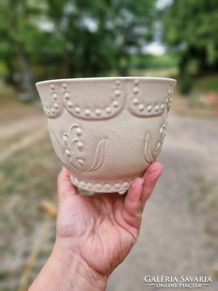 Ceramic bowl with pearl flowers