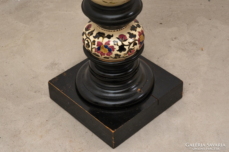 Historizing pedestal with ceramic inserts