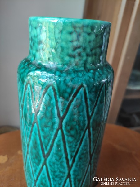 Türkizkék mázas, jelzett retro iparművészeti kerámia váza geometrikus vonalakkal