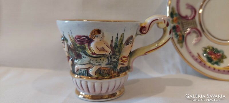 R. Capodimonte gyönyörű, figurális festett porcelán csésze aranyozott belsővel és alj
