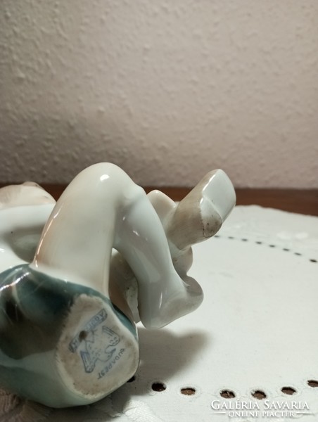 Aquincumi porcelán, cipőtfűző kisfiú
