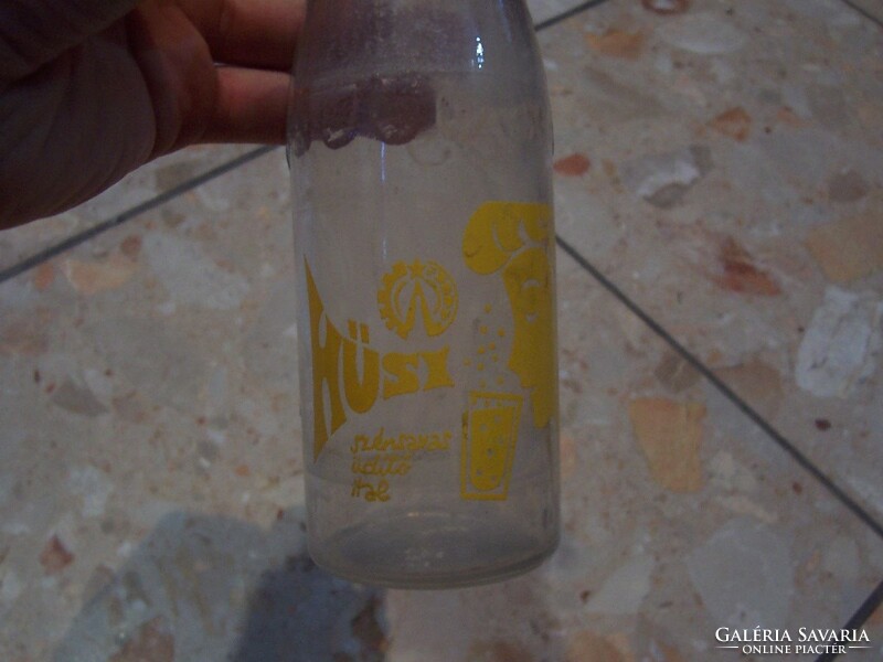Régi Hüsi üdítős üveg Ritkább sárga színű