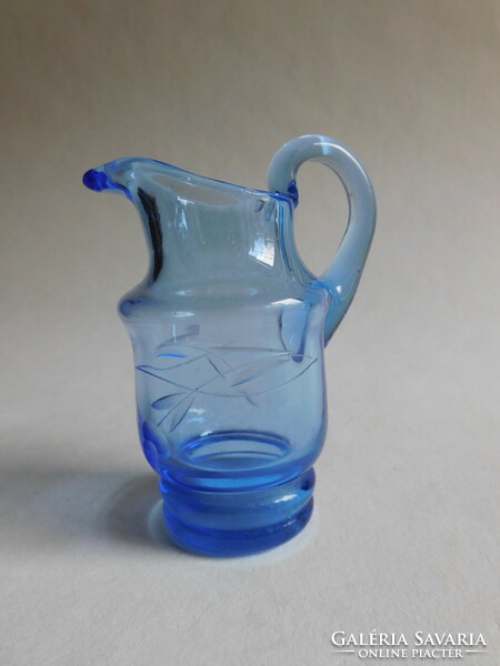 Kis kis méretű kék metszett üveg kiöntő 0.5 dl